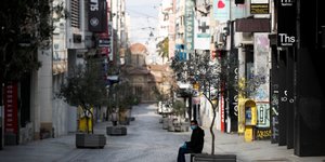 Ανδρας στην άδεια λόγω κορωνοϊού Ερμού στο κέντρο της Αθήνας