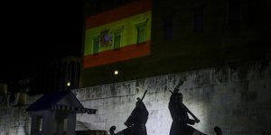 Στα χρώματα της ισπανικής σημαίας φωταγωγήθηκε η ελληνική βουλή