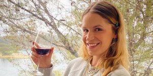 Η Ευγενία Νιάρχου με κόκκινο κρασί και πασχαλινά αυγά