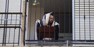 Εβραίος κάθεται στο μπαλκόνι του σπιτιού του