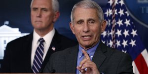 Ο Αντονι Φαούτσι μιλάει στον Λευκό Οίκο στους δημοσιογράφους