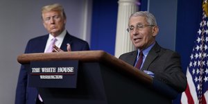 Ο Φαούτσι μιλάει στον Λευκό Οίκο υπό το βλέμμα του Τραμπ