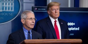 Ο Αντονι Φαούτσι ενημερώνει τα ΜΜΕ υπό το βλέμμα του Τραμπ