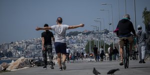 Κόσμος στην παραλία του Φλοίσβου το μεσημέρι του Σαββάτου