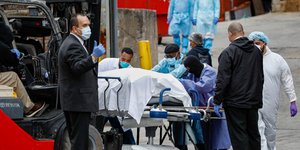 Γιατροί μεταφέρουν θύμα του κορωνοϊού