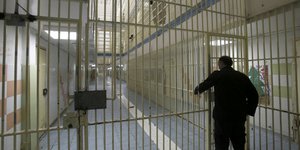 Δεσμοφύλακας μπροστά σε κλειστή πόρτα στη φυλακή