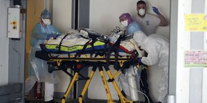 Νοσηλευτές στη Γαλλία στη μάχη ενάντια στην πανδημία του κορωνοϊού