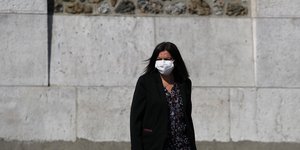 Γυναίκα με μάσκα στη Γαλλία εν μέσω πανδημίας του κορωνοϊού