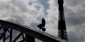 Ο Πύργος του Άιφελ στο Παρίσι εν μέσω καραντίνας για τον κορωνοϊό