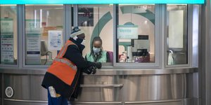 Γάλλοι εργαζόμενοι με μάσκες προστασίας από τη μετάδοση του κορωνοϊού