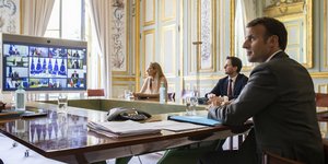Ο Γάλλος πρόεδρος Εμανουέλ Μακρόν, κατά την τηλεδιάσκεψη για τη Σύνοδο Κορυφής