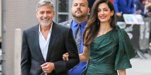 Τζορτζ και Αμάλ Κλούνεϊ πιασμένοι χέρι χέρι