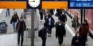 Γερμανοί με μάσκες σε σταθμό τρένων