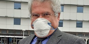 Ο Γιάννης Ευσταθίου, δημοσιογράφος του Star, με μάσκα για τον κορωνοϊό