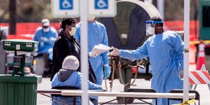 Γιατρός δίνει έγγραφο σε ασθενή για κορωνοϊό στις ΗΠΑ