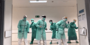 Γιατροί και νοσοκόμοι χορεύουν σε νοσοκομείο
