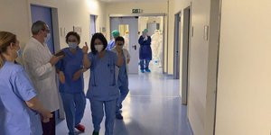 Η συγκινητική στιγμή της εξόδου από τη ΜΕΘ