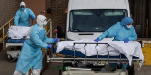 Γιατροί μεταφέρουν φορείο σε νοσοκομείο των ΗΠΑ