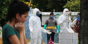Κόσμος με στολές σε νεκροταφείο στην Βραζιλία