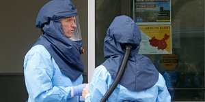 Γιατροί με ειδικές γαλάζιες στολές στη Γιούτα