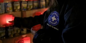 Εθελοντής στους Γιατρούς του κόσμου με μπουφάν που φέρει το λογότυπο του οργανισμού