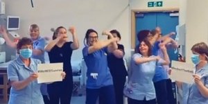 Γιατροί και νοσηλευτές χορεύουν στη Βρετανία