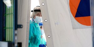 Γιατρός μα ασπίδα προσώπου για τον κορωνοϊό στην Βοσνία