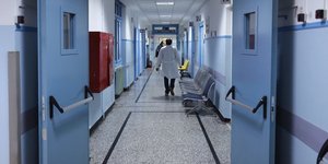 Γιατρός σε διάδρομο νοσοκομείου