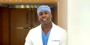 γιατρός με ρόμπα και σκουφάκι