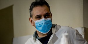 Γιατρός με μάσκα και ποδιά