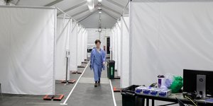 Γιατρός σε πρόχειρο νοσοκομείο στις ΗΠΑ