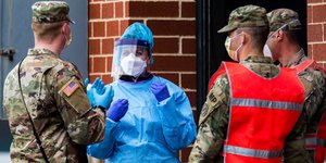 Γιατρός και στρατιωτικοί στις ΗΠΑ