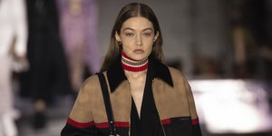 H Τζίτζι Χαντίντ στην πασαρέλα