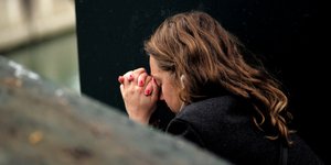 Συντετριμμένη γυναίκα στο Παρίσι