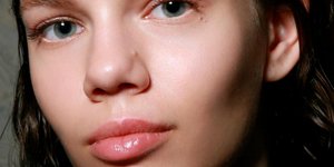 Γυναίκα με ζουμερά χείλη