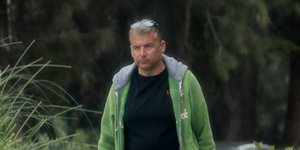 Ο Γιώργος Λιάγκας με πράσινο μπουφάν και γυαλιά ηλίου, βγήκε για ψώνια εν μέσω καραντίνας για τον κορωνοϊό