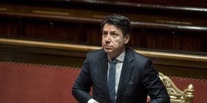 Ο Ιταλός πρωθυπουργός Τζουζέπε Κόντε κουμπώνει το σακκάκι του