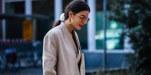 γυναίκα με γυαλιά και αξεσουάρ μαλλιών στο δρόμο