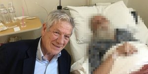 Σάλος με Μπαλαούρα: Ανέβασε φωτογραφία με τον Γλέζο ετοιμοθάνατο [εικόνα]