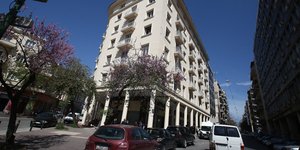 γωνιακη πολυκατοικια