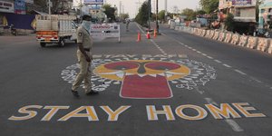 Γκράφιτι στο οδόστρωμα καλεί τους πολίτες της Ινδίας να παραμείνουν σπίτι, εν μέσω πανδημίας κορωνοϊού