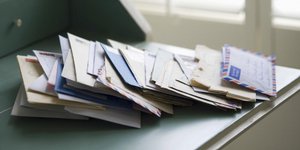 Πολλά γράμματα πάνω σε τραπέζι