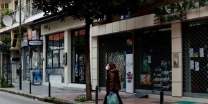 Γυναίκα με μάσκα λόγω κορωνοϊού 