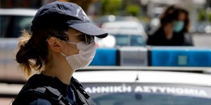 Γυναίκα αστυνομικός με μάσκα