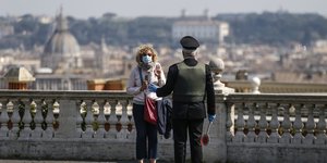 Γυναίκα συνομιλεί με αστυνομικό στην Ιταλία