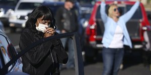 Γυναίκα προσεύχεται έξω από το αυτοκίνητό της