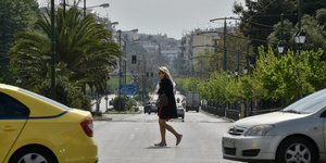 Γυναίκα διασχίζει την Κηφισίας την Τρίτη του Πάσχα και ενώ βρίσκονται σε εφαρμογή μέτρα απαγόρευσης κυκλοφορίας