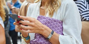 Γυναίκα με κόκκινο μανικιούρ/Φωτογραφία: Shutterstock