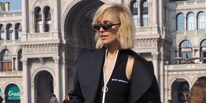 Ξανθιά γυναίκα με αφέλειες φοράει μαύρα γυαλιά