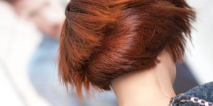 Γυναίκα με κοντά μαλλιά γυρισμένη πλάτη